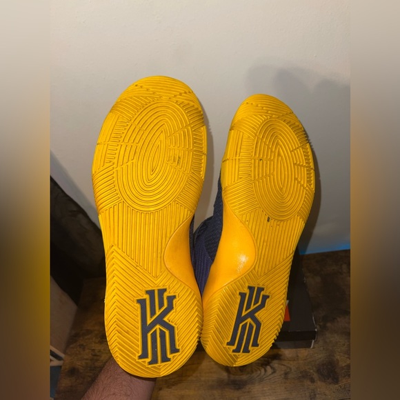 Nike Kyrie 2 “ Cavs “ - Picture 3 of 7